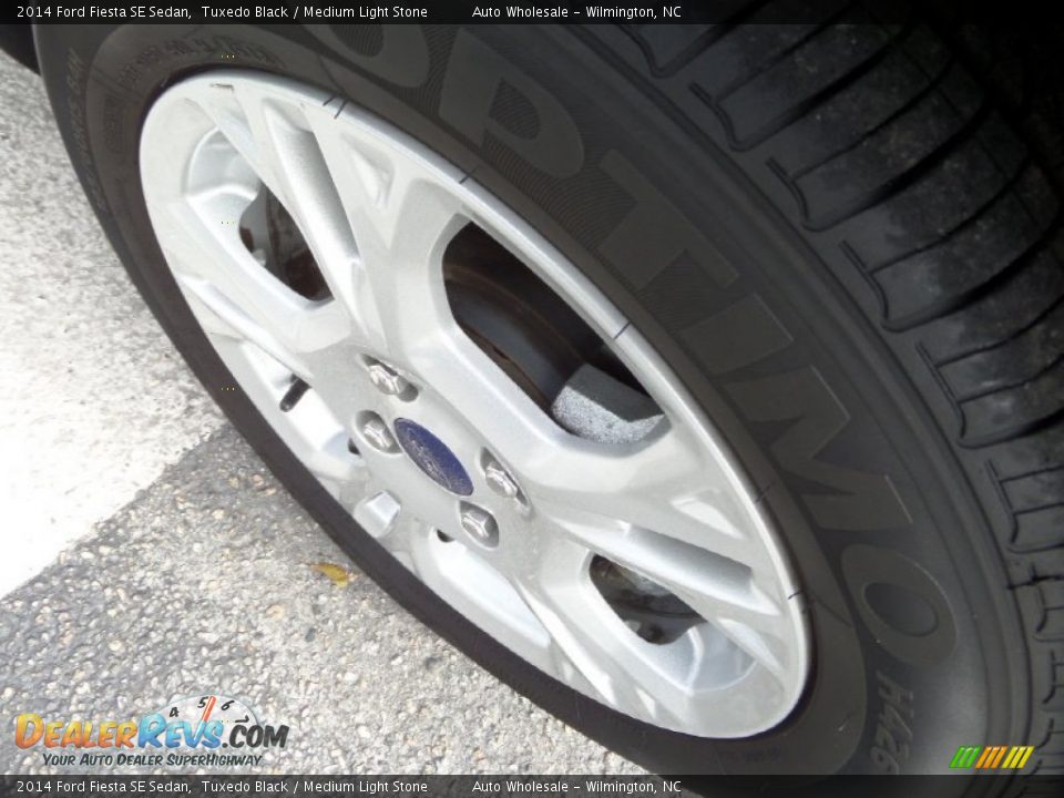 2014 Ford Fiesta SE Sedan Tuxedo Black / Medium Light Stone Photo #8