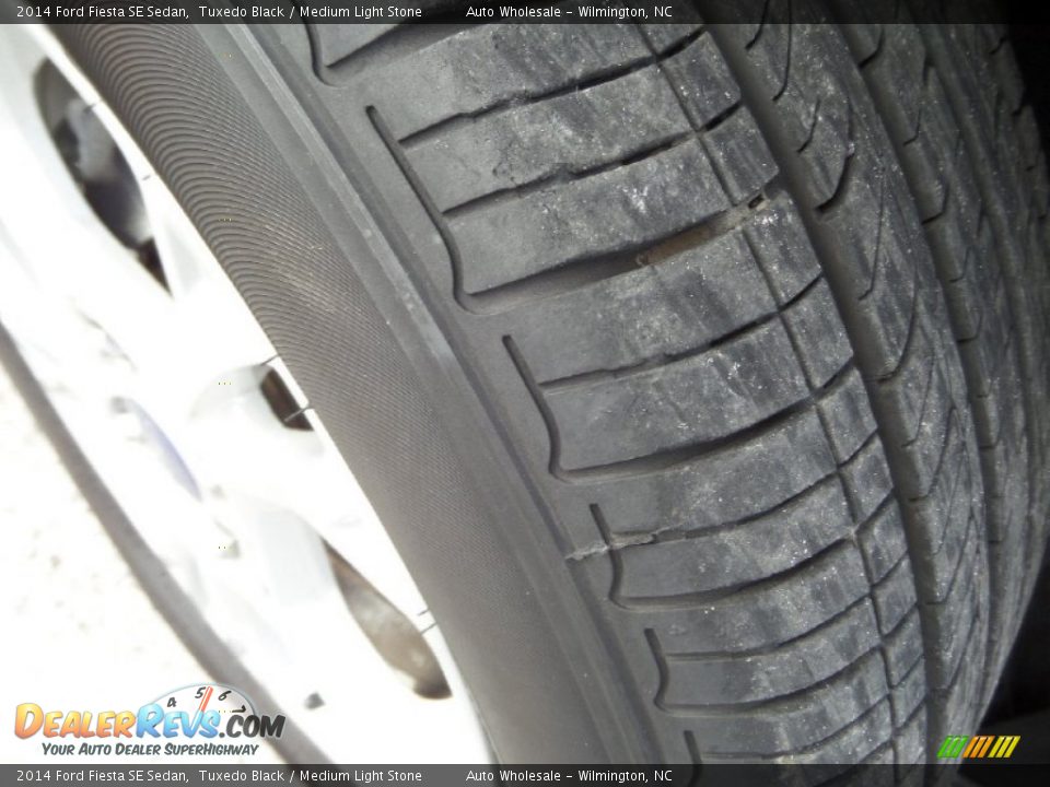 2014 Ford Fiesta SE Sedan Tuxedo Black / Medium Light Stone Photo #9