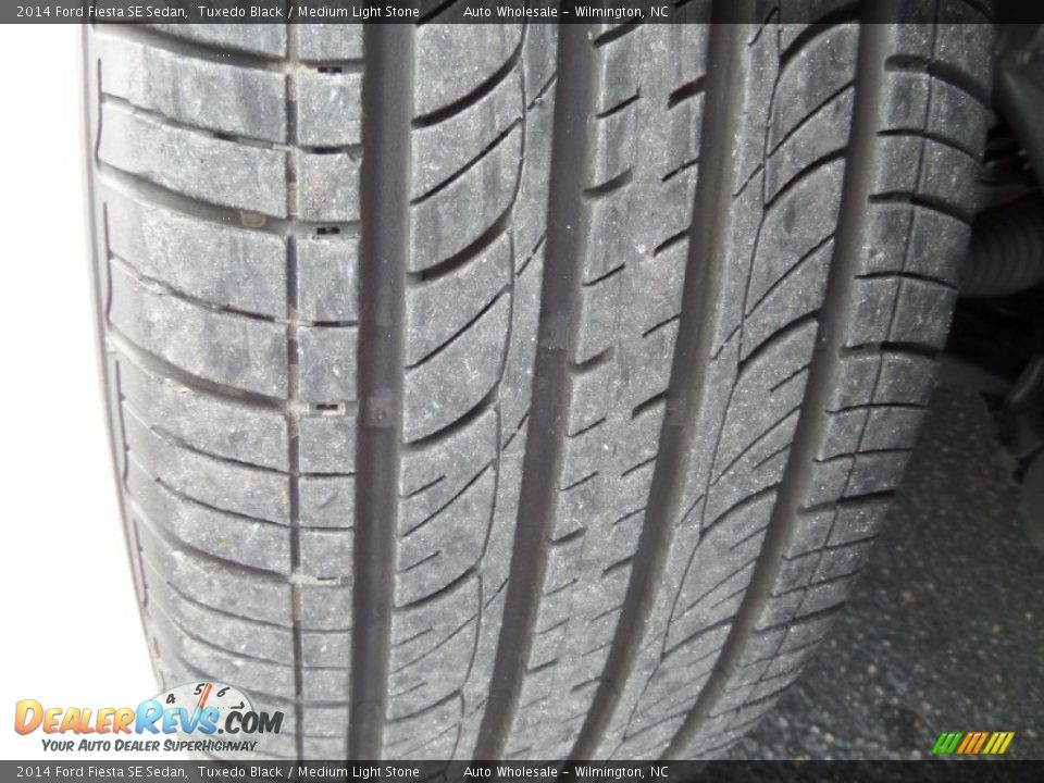 2014 Ford Fiesta SE Sedan Tuxedo Black / Medium Light Stone Photo #10