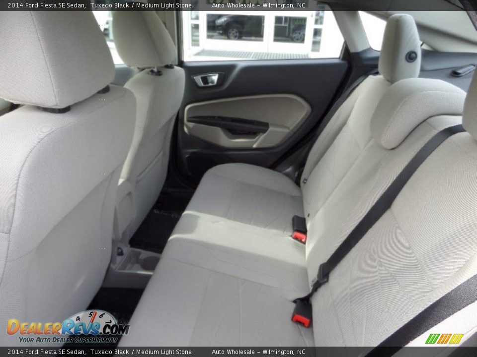 2014 Ford Fiesta SE Sedan Tuxedo Black / Medium Light Stone Photo #12