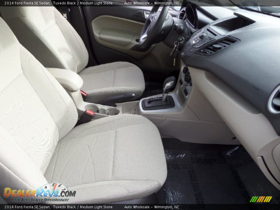 2014 Ford Fiesta SE Sedan Tuxedo Black / Medium Light Stone Photo #13