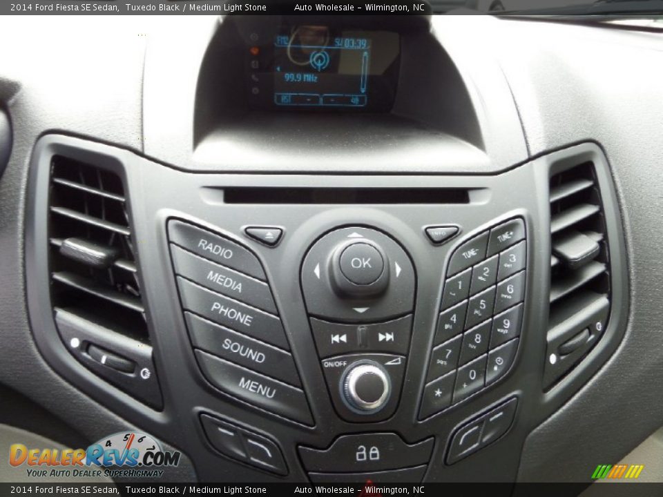 2014 Ford Fiesta SE Sedan Tuxedo Black / Medium Light Stone Photo #17