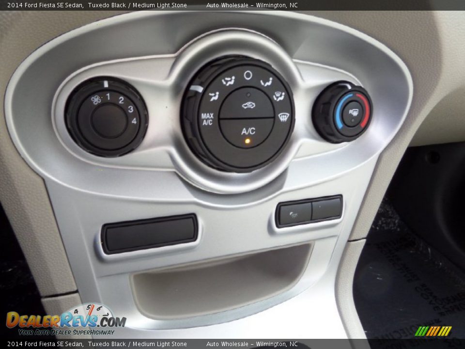 2014 Ford Fiesta SE Sedan Tuxedo Black / Medium Light Stone Photo #18