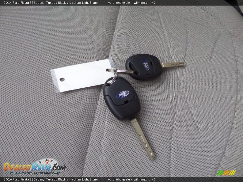 2014 Ford Fiesta SE Sedan Tuxedo Black / Medium Light Stone Photo #20