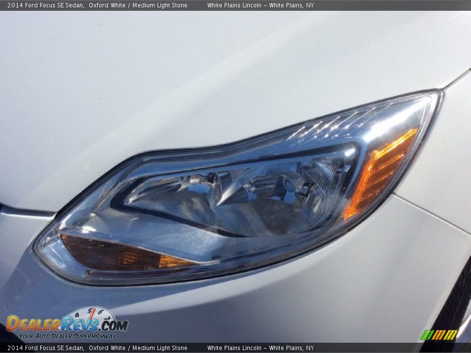 2014 Ford Focus SE Sedan Oxford White / Medium Light Stone Photo #25