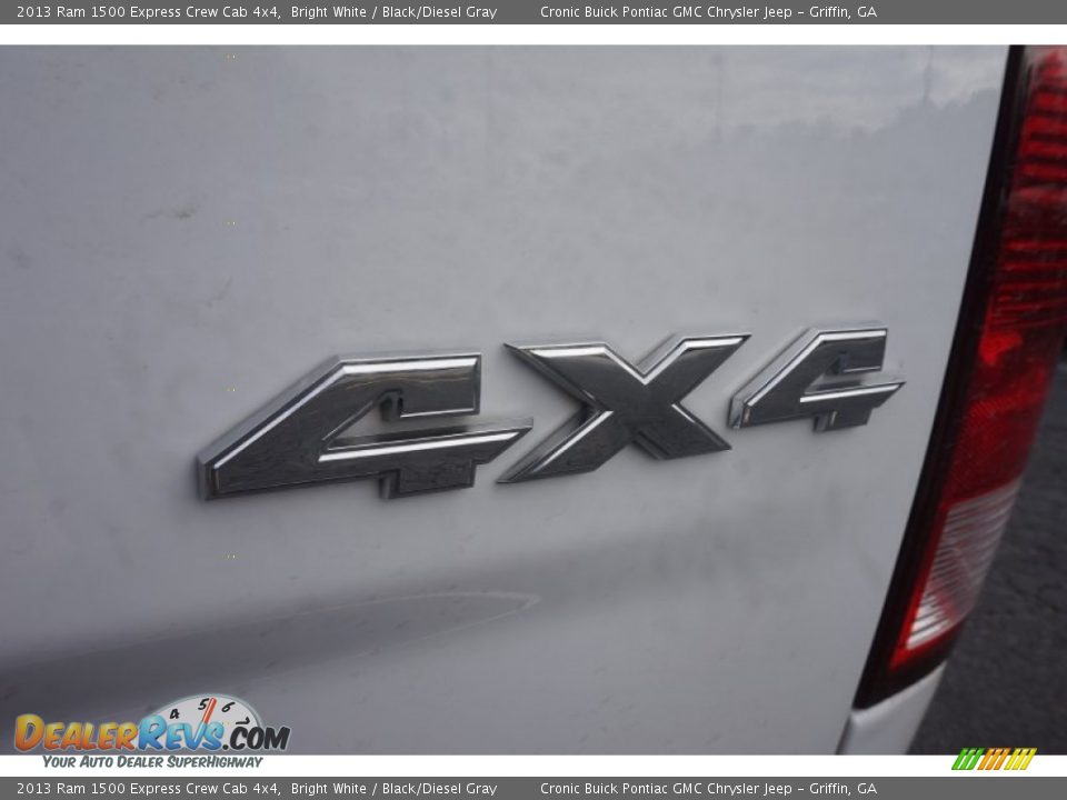 2013 Ram 1500 Express Crew Cab 4x4 Bright White / Black/Diesel Gray Photo #17