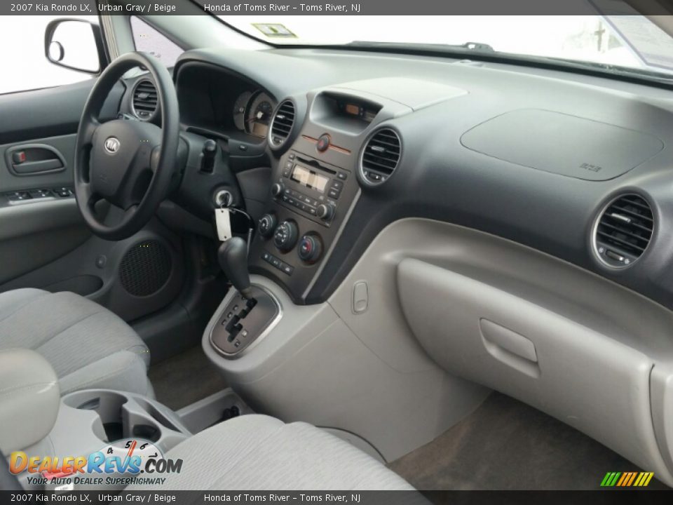 Dashboard of 2007 Kia Rondo LX Photo #26