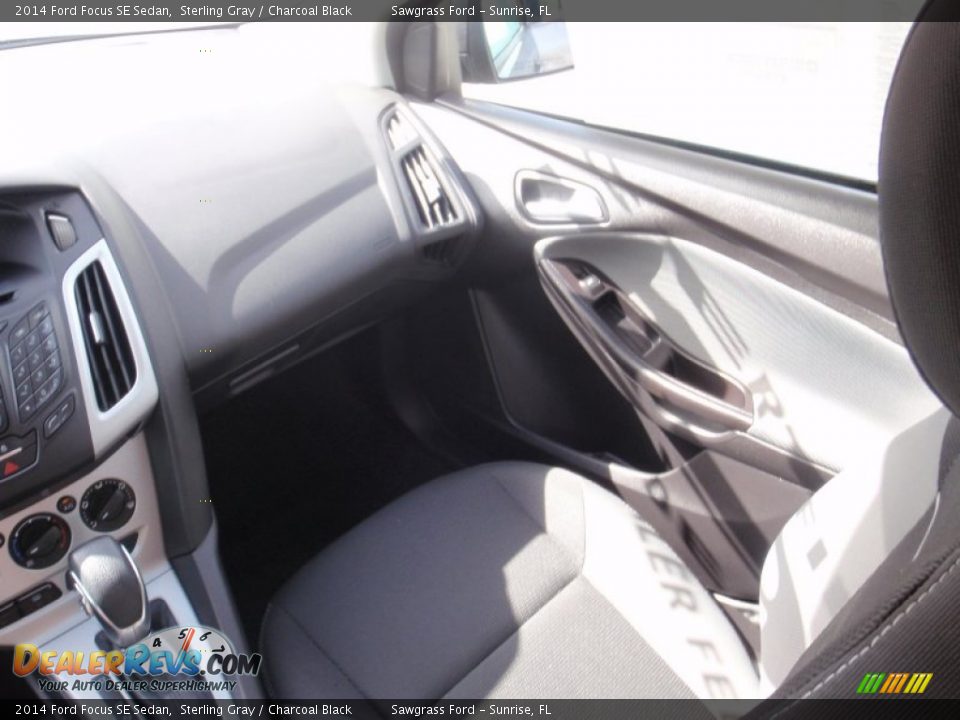 2014 Ford Focus SE Sedan Sterling Gray / Charcoal Black Photo #27
