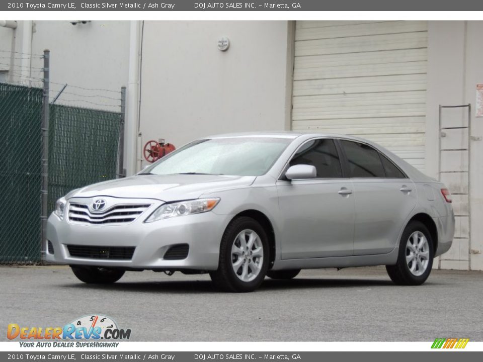 Front 3/4 View of 2010 Toyota Camry LE Photo #3