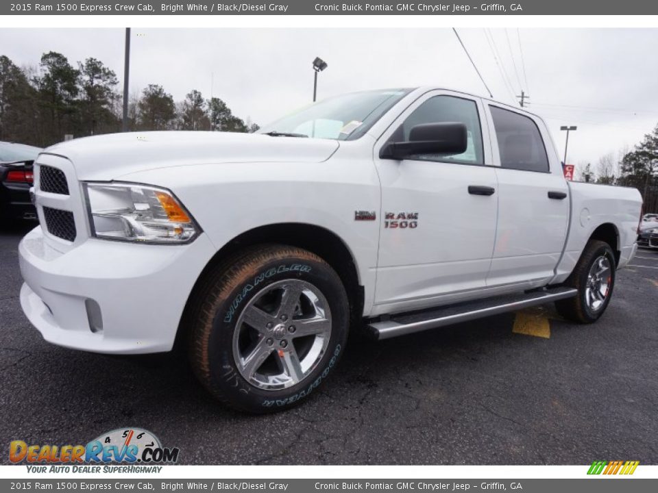 Front 3/4 View of 2015 Ram 1500 Express Crew Cab Photo #3