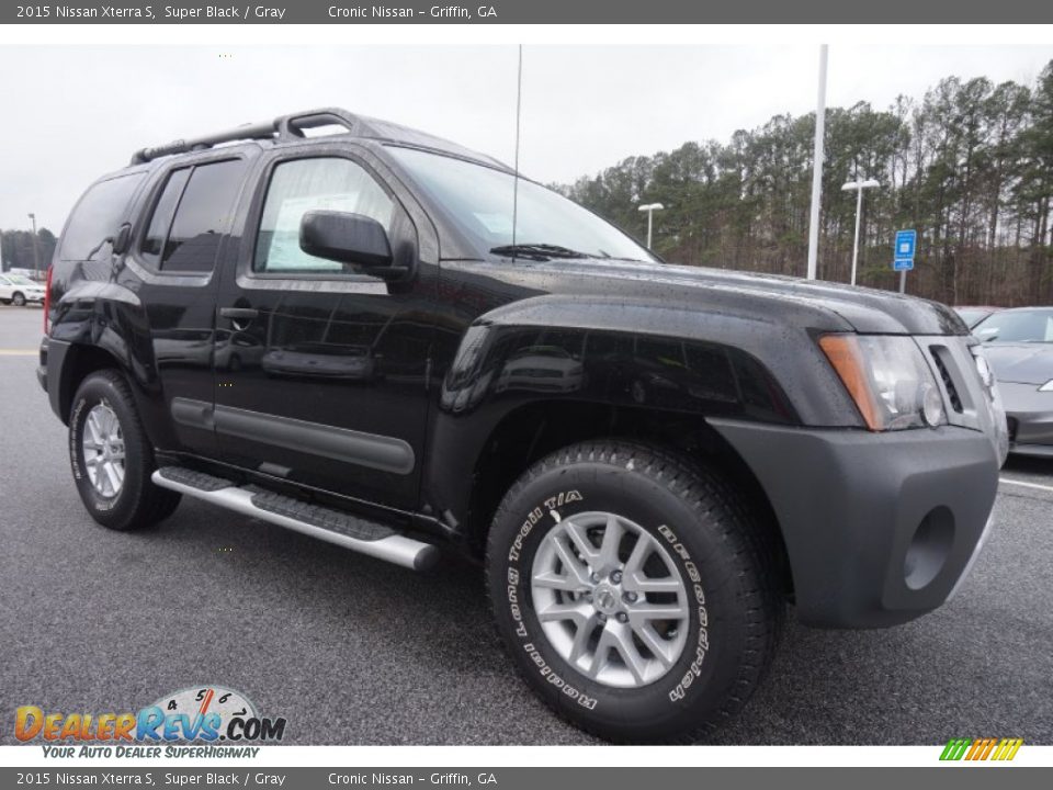 Front 3/4 View of 2015 Nissan Xterra S Photo #7