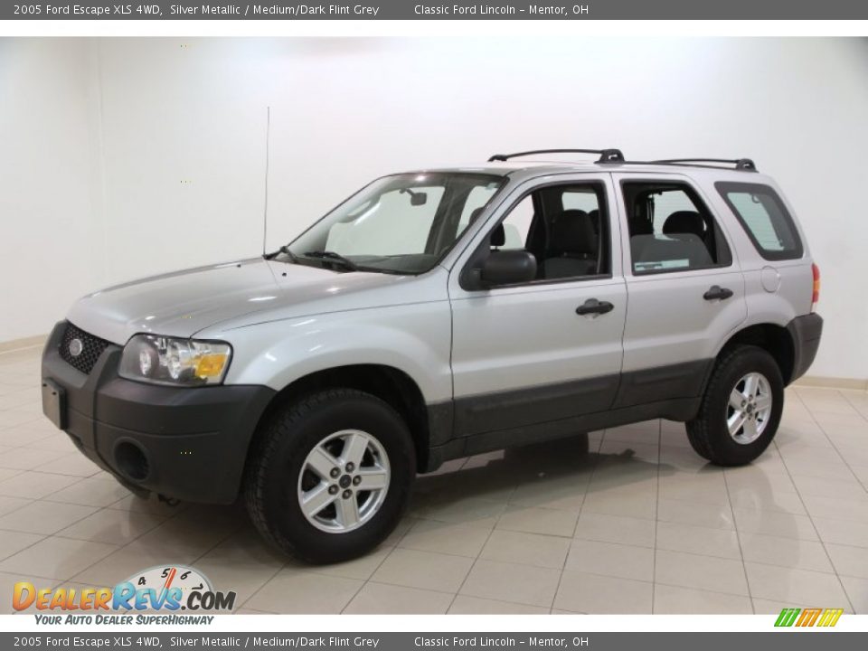 Front 3/4 View of 2005 Ford Escape XLS 4WD Photo #3