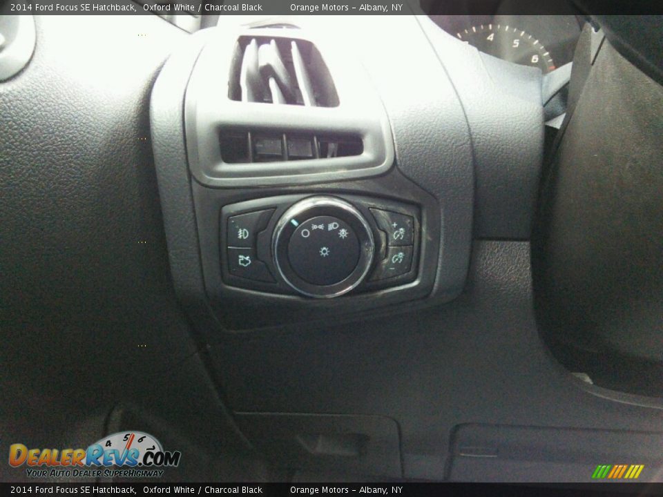 2014 Ford Focus SE Hatchback Oxford White / Charcoal Black Photo #16