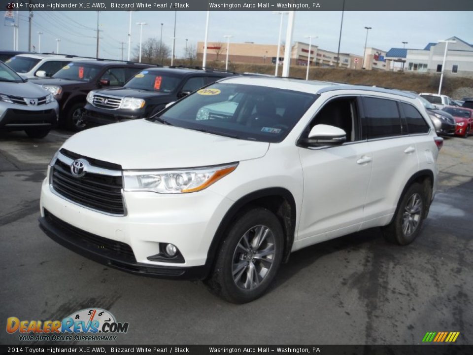 Front 3/4 View of 2014 Toyota Highlander XLE AWD Photo #5