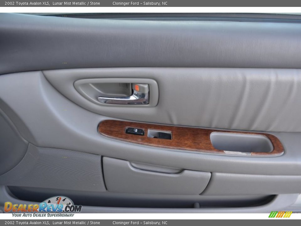 2002 Toyota Avalon XLS Lunar Mist Metallic / Stone Photo #17