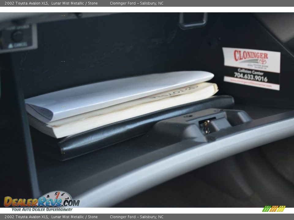 2002 Toyota Avalon XLS Lunar Mist Metallic / Stone Photo #26