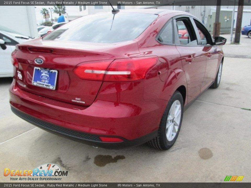 2015 Ford Focus SE Sedan Ruby Red Metallic / Medium Light Stone Photo #10