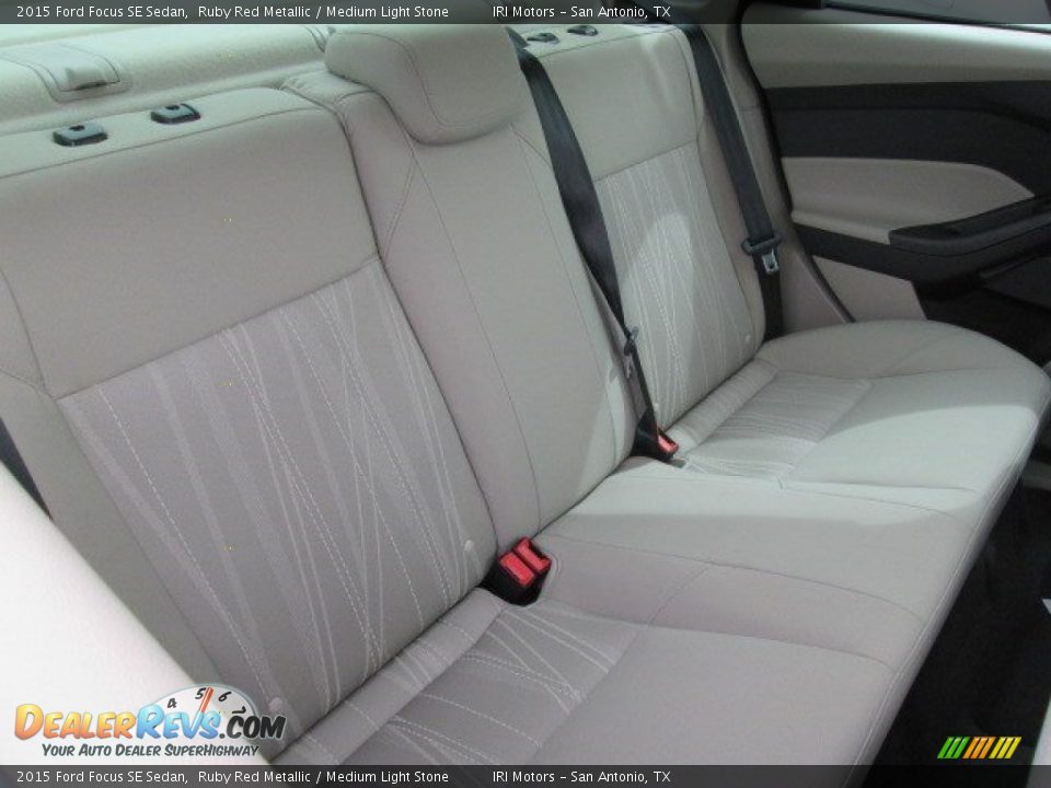 2015 Ford Focus SE Sedan Ruby Red Metallic / Medium Light Stone Photo #11