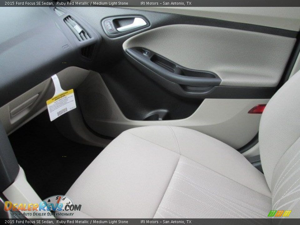 2015 Ford Focus SE Sedan Ruby Red Metallic / Medium Light Stone Photo #25
