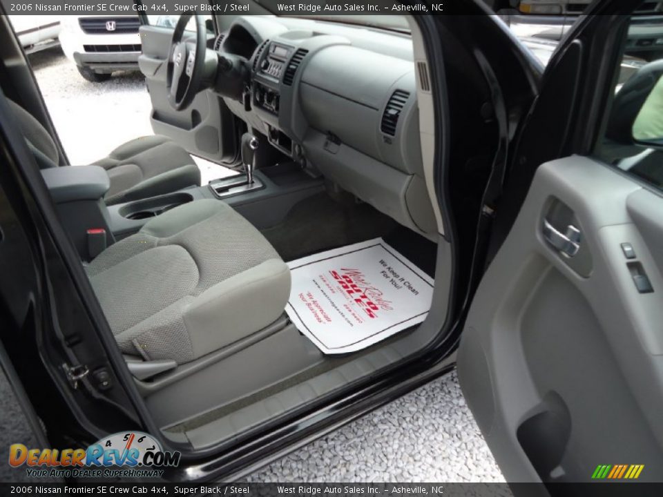 2006 Nissan Frontier SE Crew Cab 4x4 Super Black / Steel Photo #12