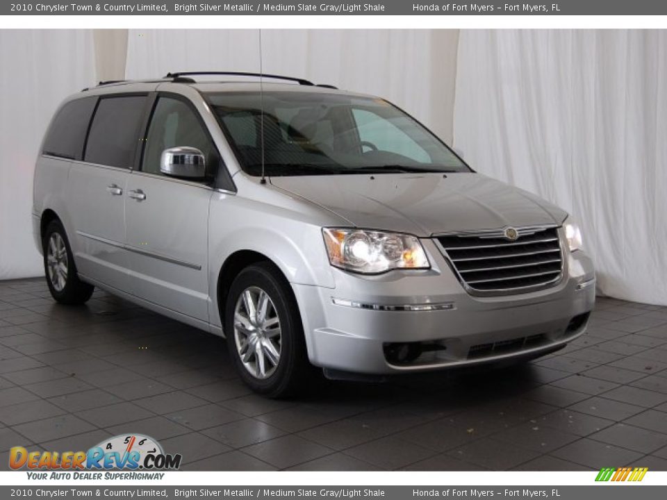 Front 3/4 View of 2010 Chrysler Town & Country Limited Photo #2