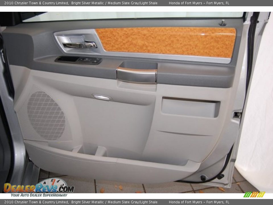 2010 Chrysler Town & Country Limited Bright Silver Metallic / Medium Slate Gray/Light Shale Photo #32