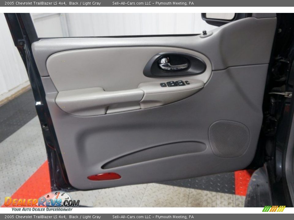 2005 Chevrolet TrailBlazer LS 4x4 Black / Light Gray Photo #12