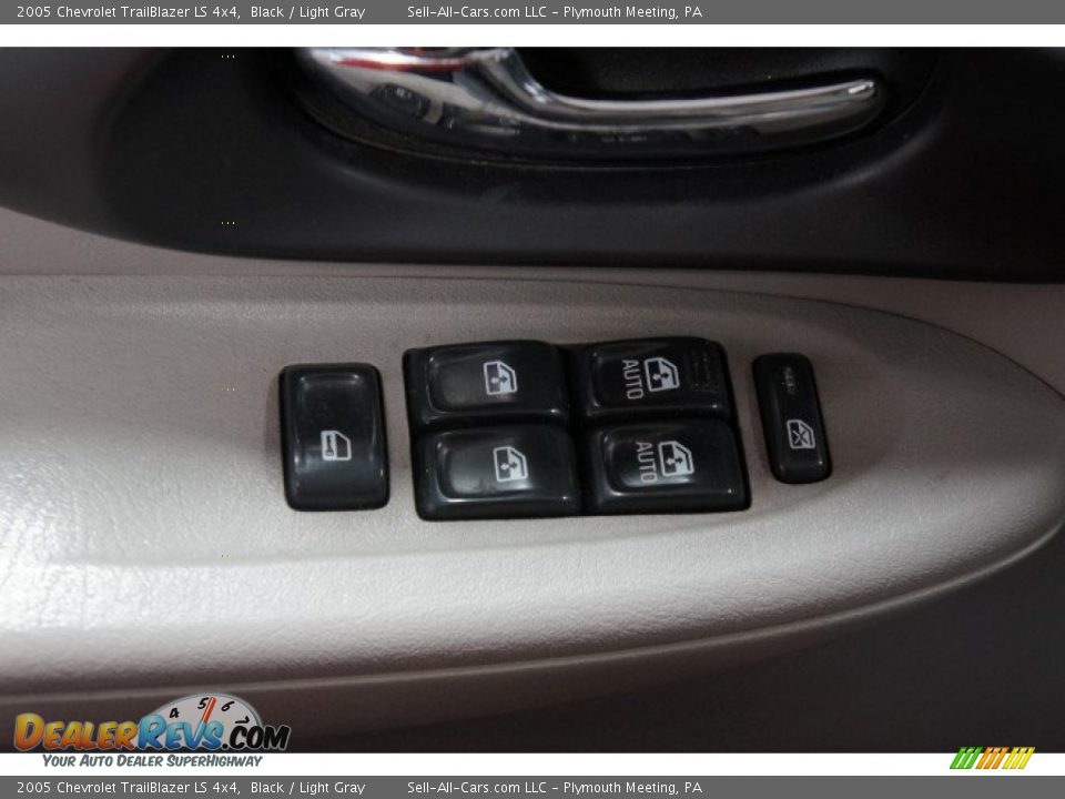 2005 Chevrolet TrailBlazer LS 4x4 Black / Light Gray Photo #13