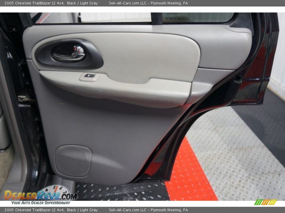 2005 Chevrolet TrailBlazer LS 4x4 Black / Light Gray Photo #16