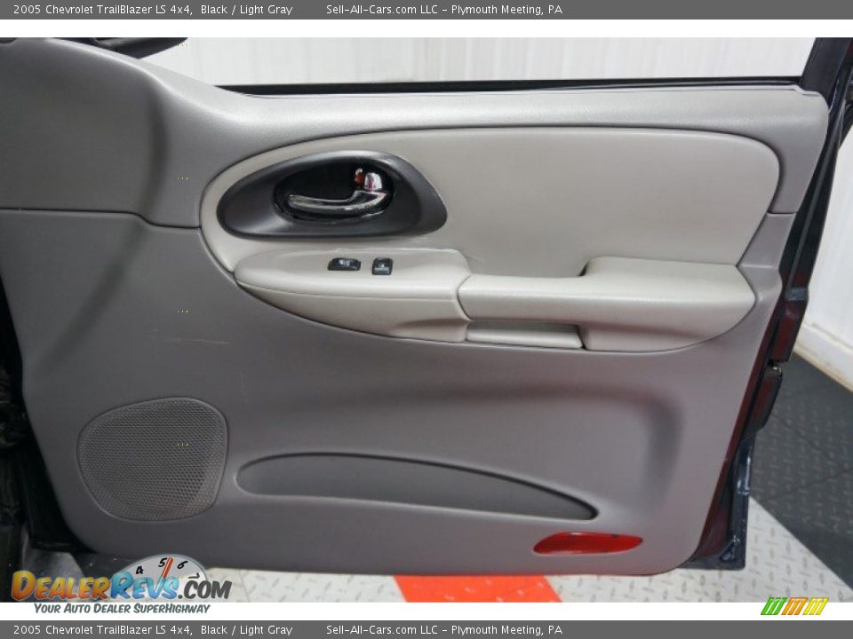 2005 Chevrolet TrailBlazer LS 4x4 Black / Light Gray Photo #17