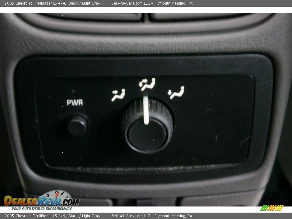 2005 Chevrolet TrailBlazer LS 4x4 Black / Light Gray Photo #22