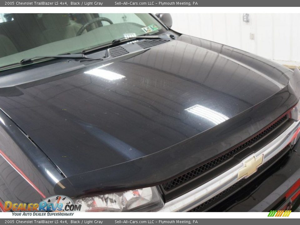 2005 Chevrolet TrailBlazer LS 4x4 Black / Light Gray Photo #36