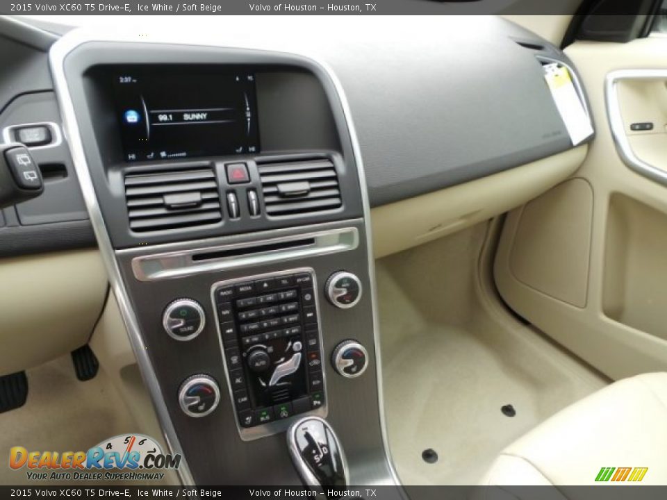 2015 Volvo XC60 T5 Drive-E Ice White / Soft Beige Photo #13