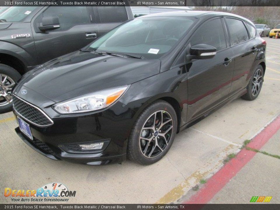 Front 3/4 View of 2015 Ford Focus SE Hatchback Photo #2
