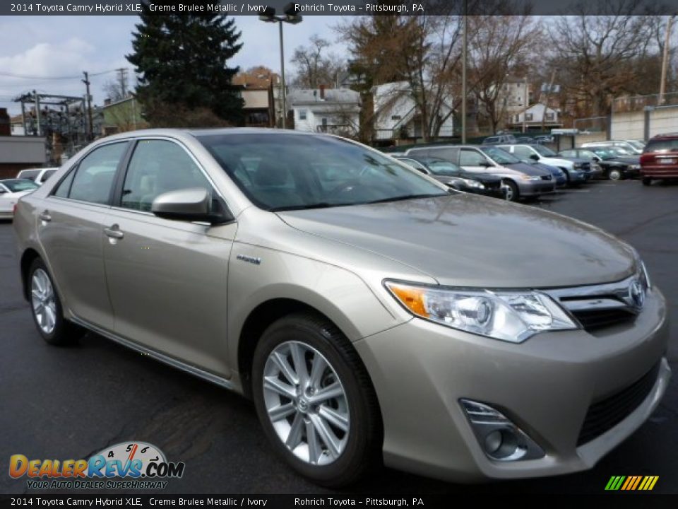 Front 3/4 View of 2014 Toyota Camry Hybrid XLE Photo #1