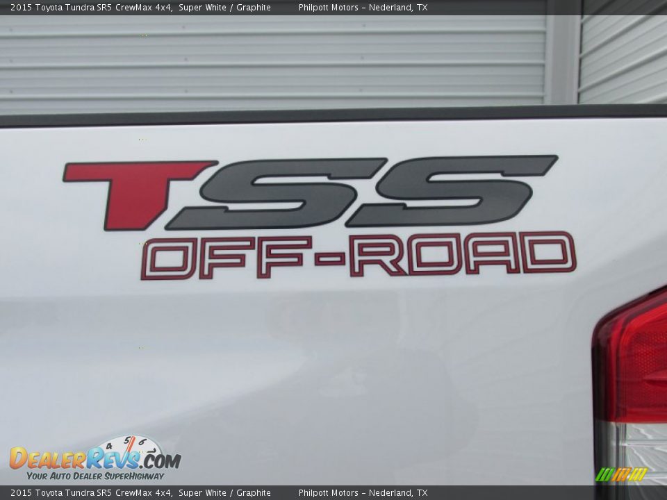 2015 Toyota Tundra SR5 CrewMax 4x4 Super White / Graphite Photo #17