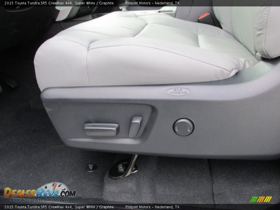 2015 Toyota Tundra SR5 CrewMax 4x4 Super White / Graphite Photo #25