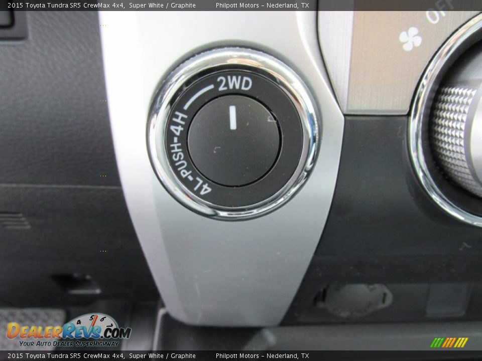 2015 Toyota Tundra SR5 CrewMax 4x4 Super White / Graphite Photo #30