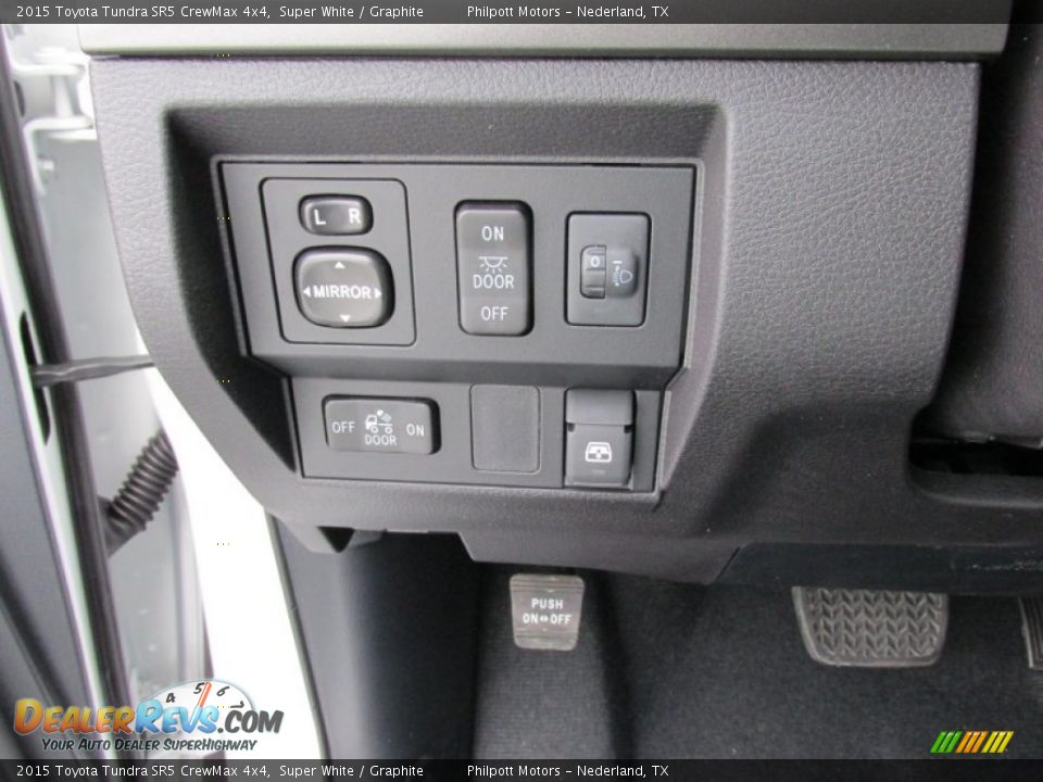 2015 Toyota Tundra SR5 CrewMax 4x4 Super White / Graphite Photo #35