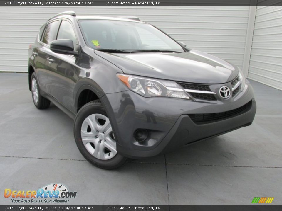 Front 3/4 View of 2015 Toyota RAV4 LE Photo #2