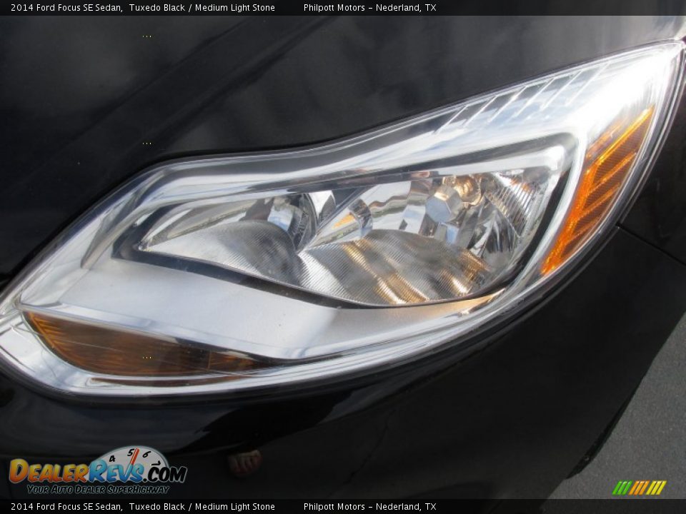 2014 Ford Focus SE Sedan Tuxedo Black / Medium Light Stone Photo #6