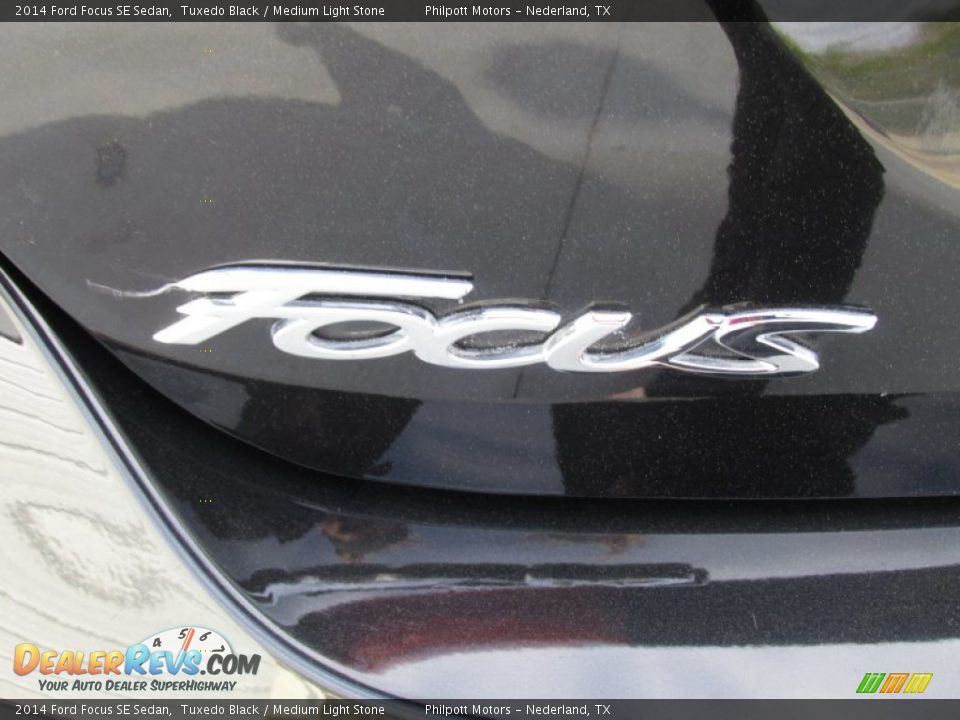 2014 Ford Focus SE Sedan Tuxedo Black / Medium Light Stone Photo #13