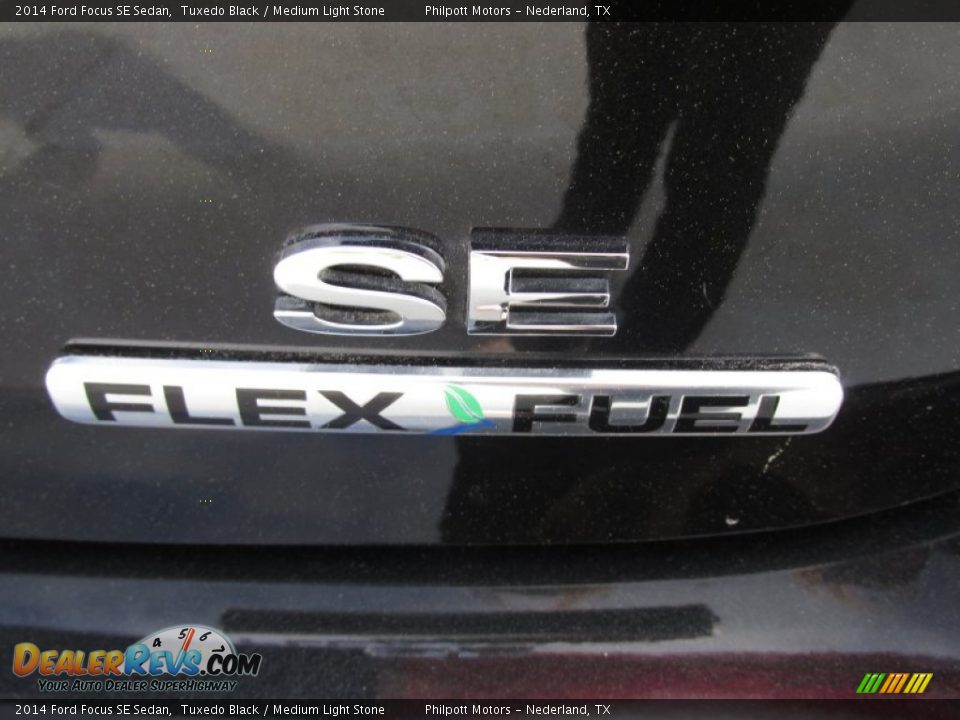 2014 Ford Focus SE Sedan Tuxedo Black / Medium Light Stone Photo #15