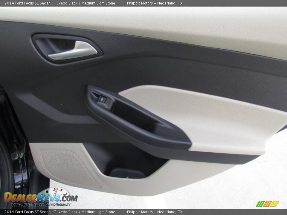 2014 Ford Focus SE Sedan Tuxedo Black / Medium Light Stone Photo #26
