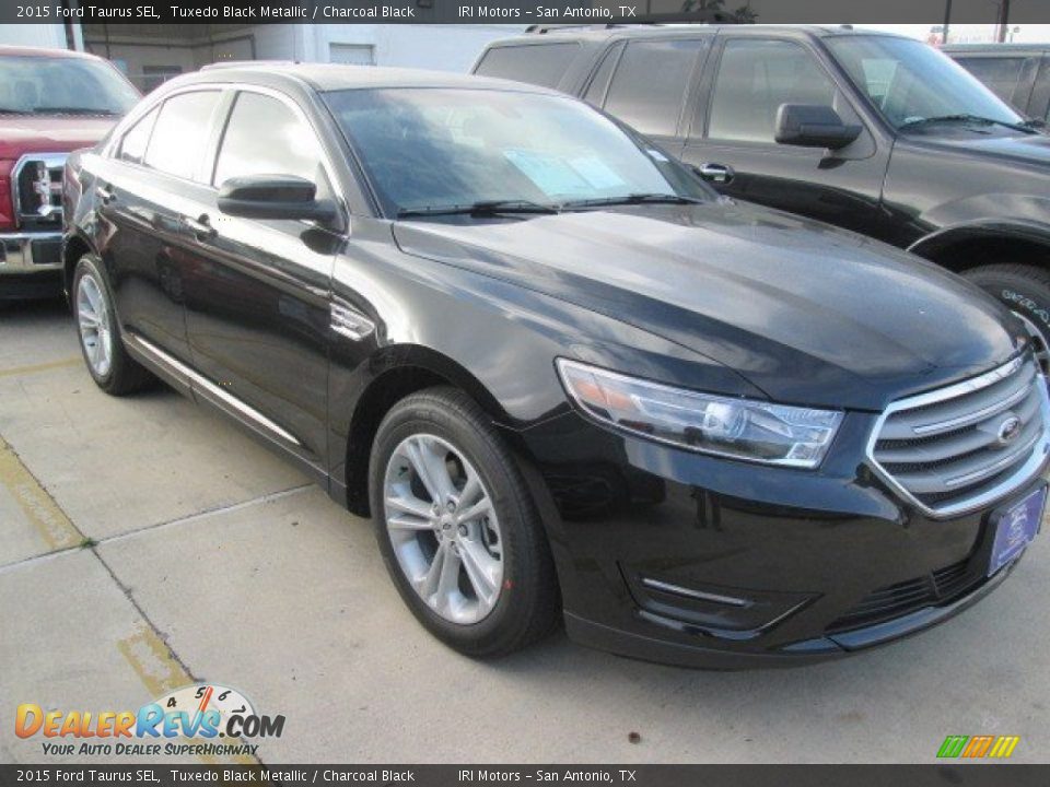 Front 3/4 View of 2015 Ford Taurus SEL Photo #1