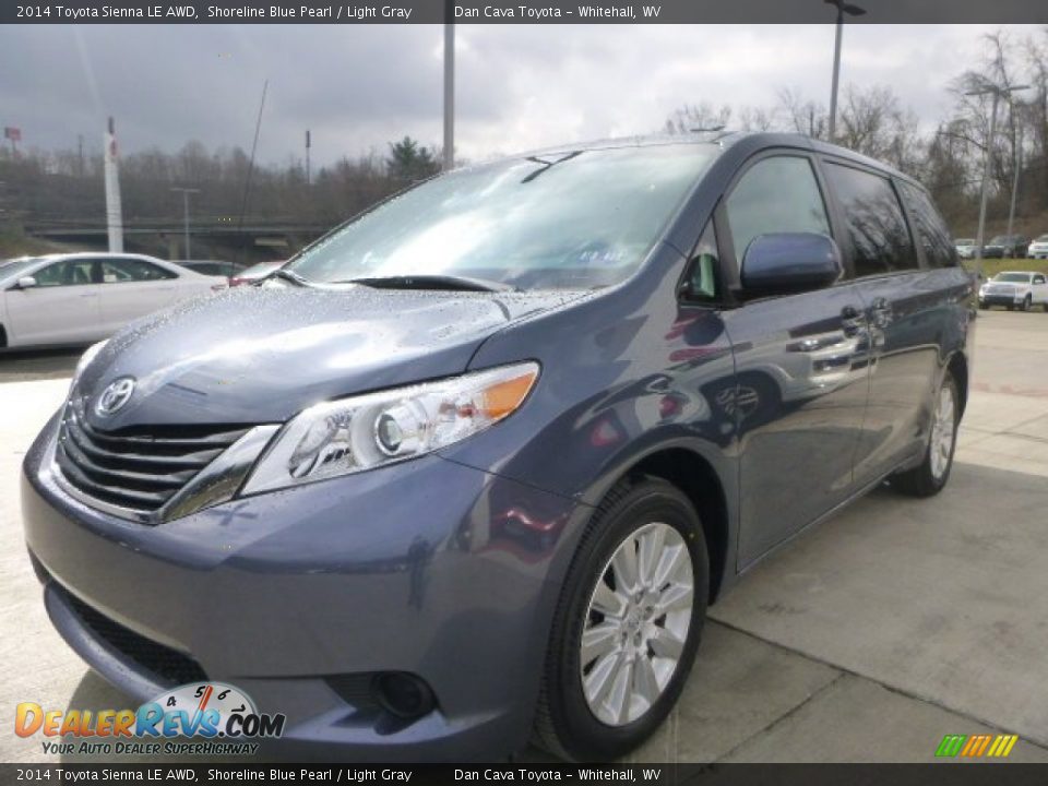 Front 3/4 View of 2014 Toyota Sienna LE AWD Photo #3