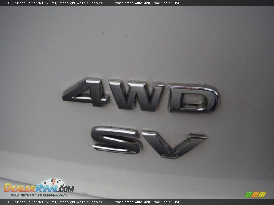 2013 Nissan Pathfinder SV 4x4 Moonlight White / Charcoal Photo #10