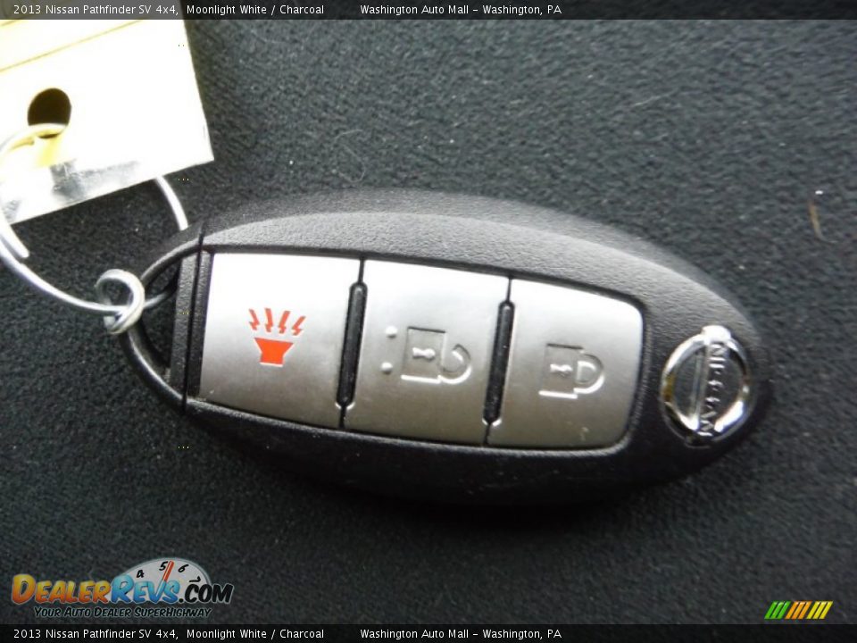 2013 Nissan Pathfinder SV 4x4 Moonlight White / Charcoal Photo #18