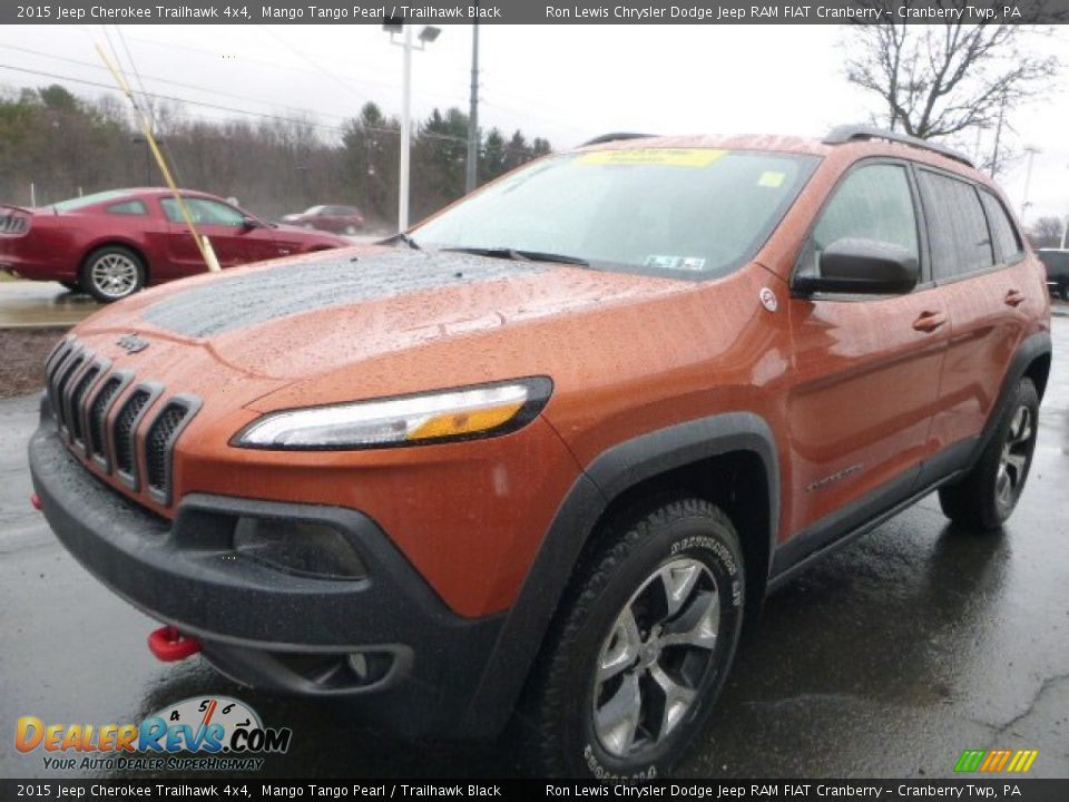 Front 3/4 View of 2015 Jeep Cherokee Trailhawk 4x4 Photo #5