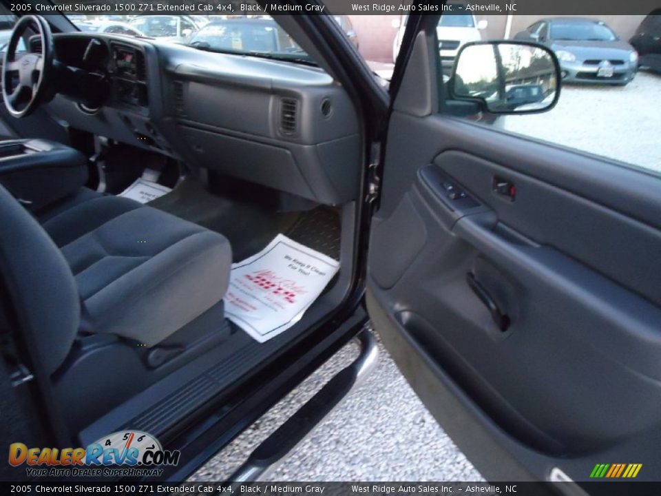 2005 Chevrolet Silverado 1500 Z71 Extended Cab 4x4 Black / Medium Gray Photo #24
